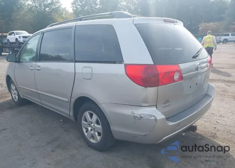 2010 Toyota Sienna Le z USA, uszkodzony, nr VIN 5TDKK4CC5AS338931